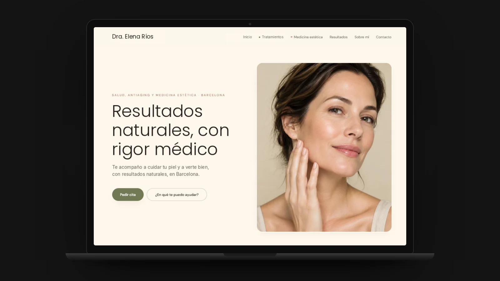 Web de una consulta de medicina estética en un portátil: portada con titular, botón para pedir cita y retrato